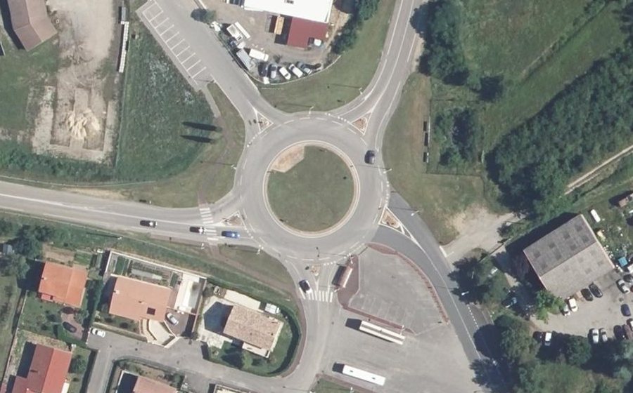 Vue aérienne du Rond-point anonyme n°22900975