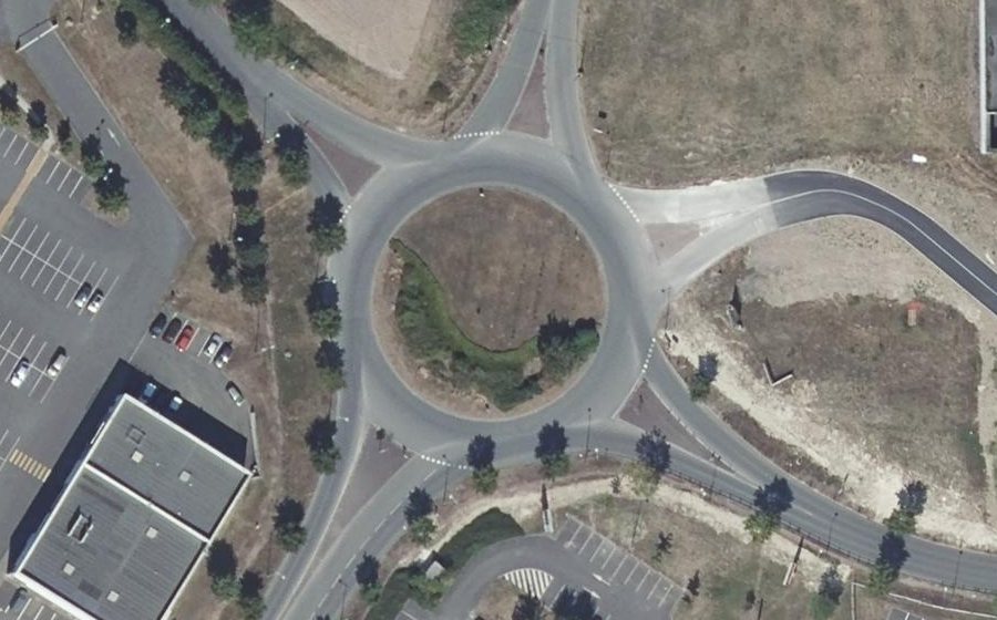 Vue aérienne du Rond-point anonyme n°229040630