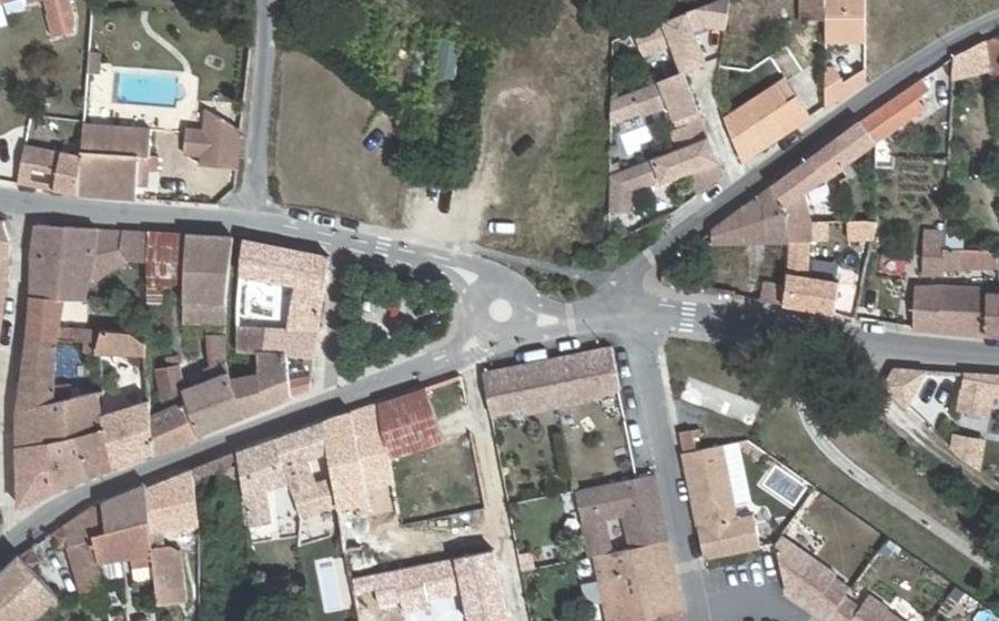 Vue aérienne du Rond-point anonyme n°229043485