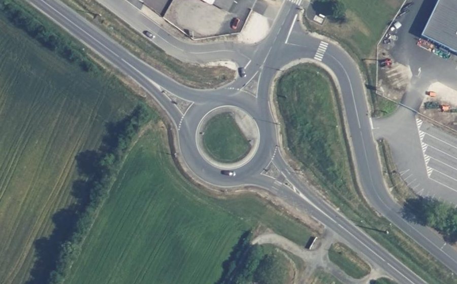 Vue aérienne du Rond-point anonyme n°229059949
