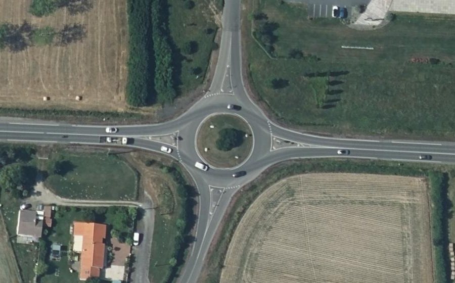 Vue aérienne du Rond-point anonyme n°229083918