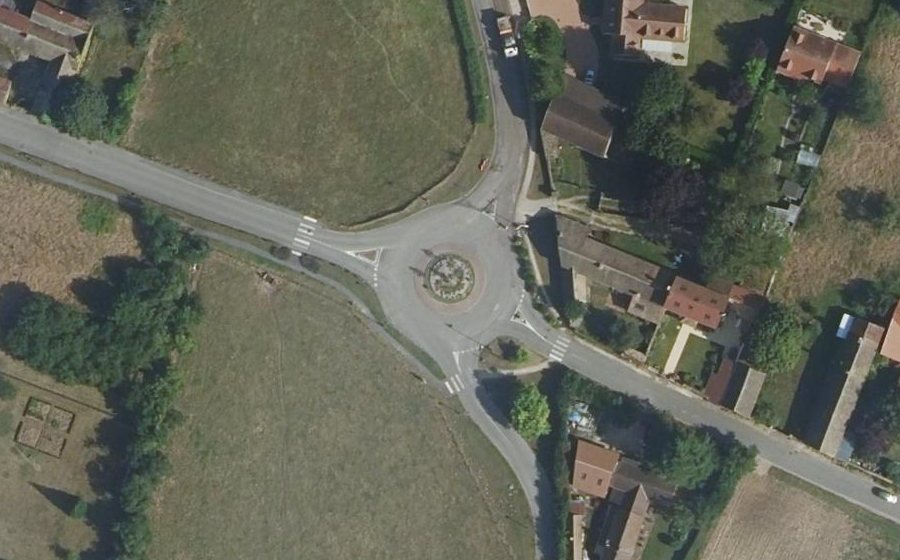 Vue aérienne du Rond-point anonyme n°22911376
