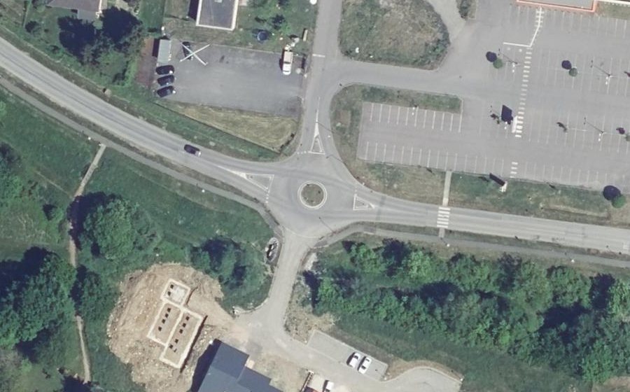 Vue aérienne du Rond-point anonyme n°229176597