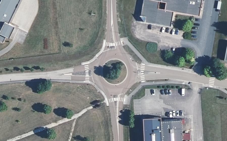 Vue aérienne du Rond-point anonyme n°229179919