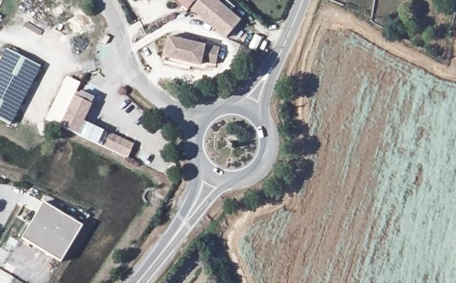 Vue aérienne du Rond-point anonyme n°229180427