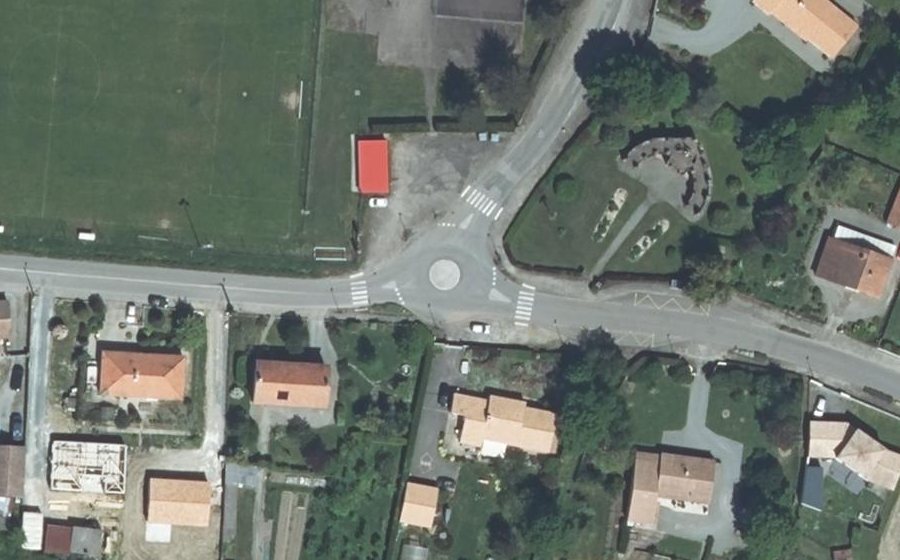 Vue aérienne du Rond-point anonyme n°229196978