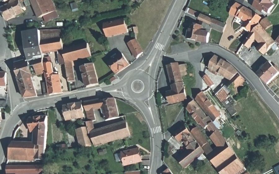 Vue aérienne du Rond-point anonyme n°229206054