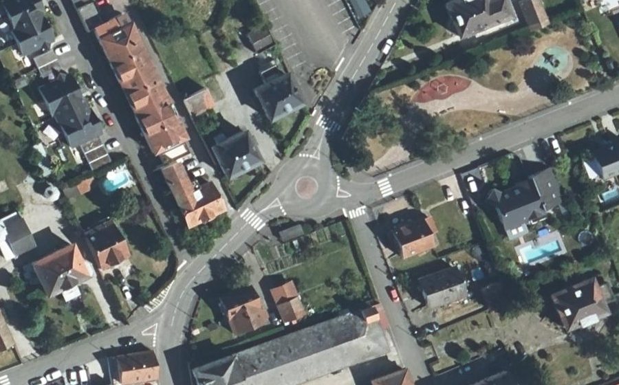 Vue aérienne du Rond-point anonyme n°229206111