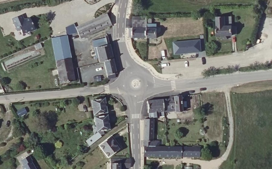 Vue aérienne du Rond-point anonyme n°229209164