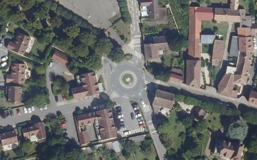 Vue aérienne du Rond-point anonyme n°229213777