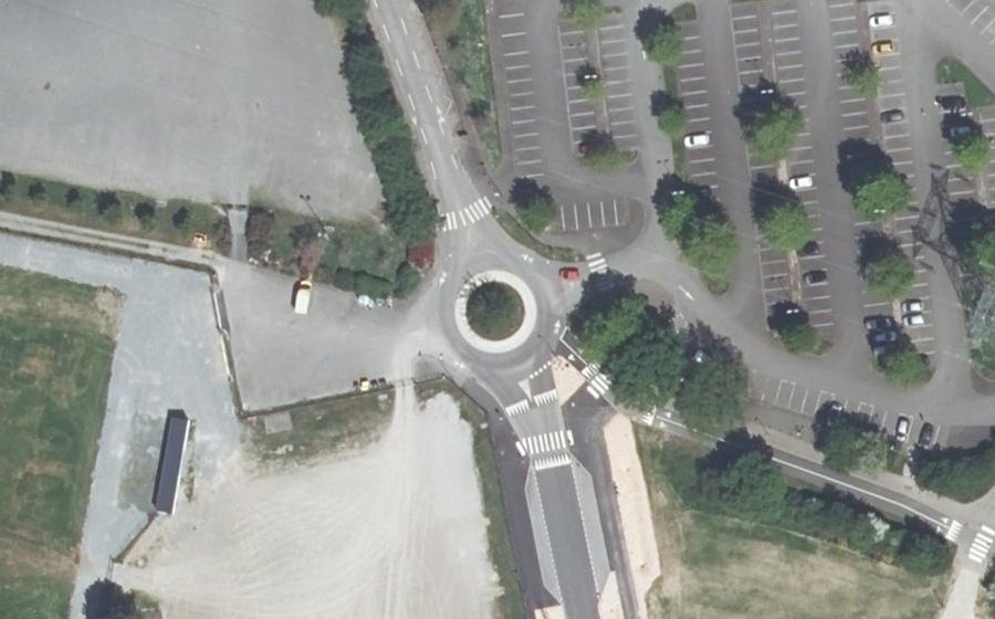 Vue aérienne du Rond-point anonyme n°229268584