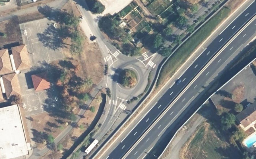 Vue aérienne du Rond-point anonyme n°229271488