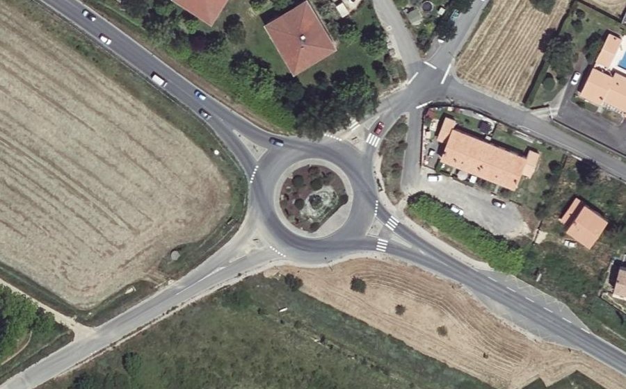 Vue aérienne du Rond-point anonyme n°229290636