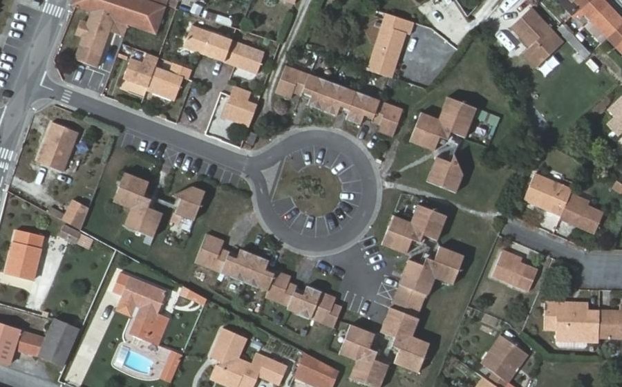 Vue aérienne du Rond-point anonyme n°229354489