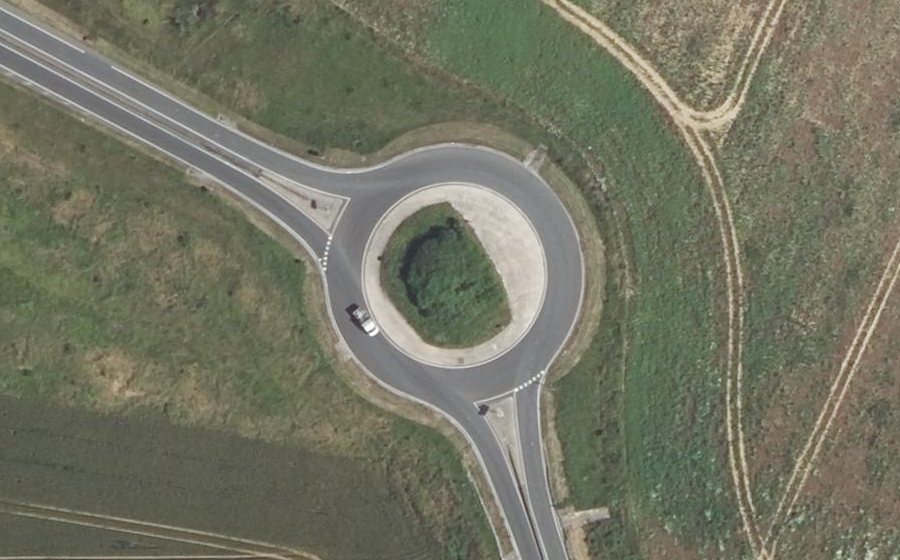 Vue aérienne du Rond-point anonyme n°229378029