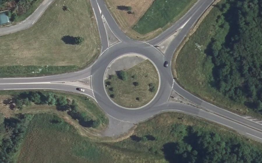 Vue aérienne du Rond-point anonyme n°229383991