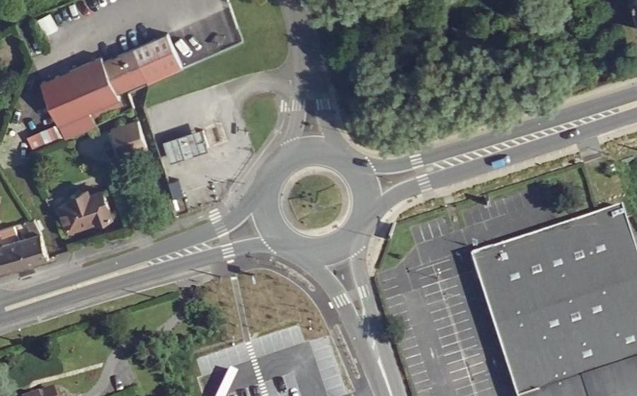 Vue aérienne du Rond-point anonyme n°229384083