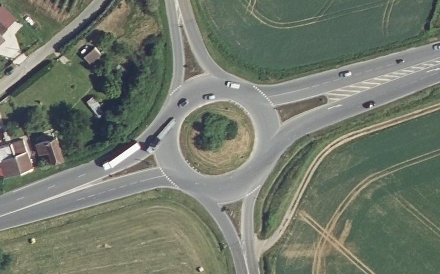 Vue aérienne du Rond-point anonyme n°229384089