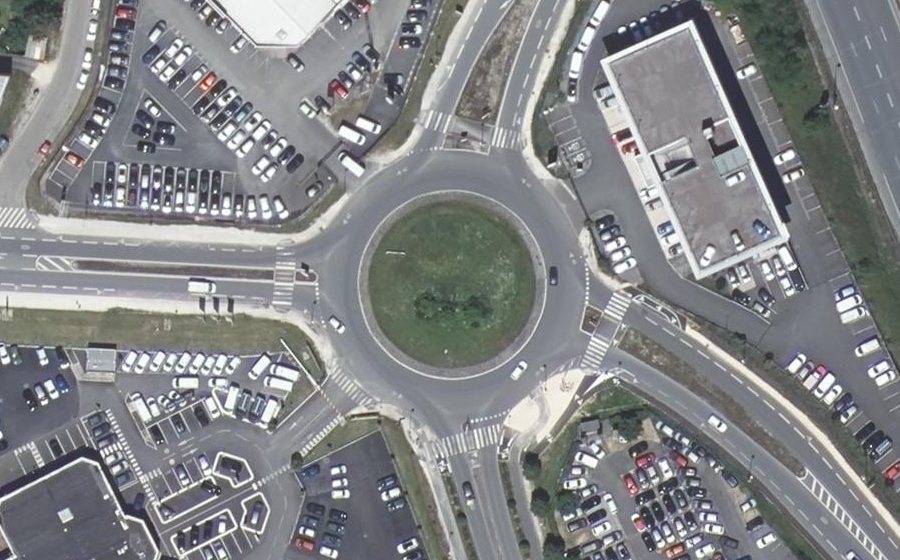 Vue aérienne du Rond-point anonyme n°22938544
