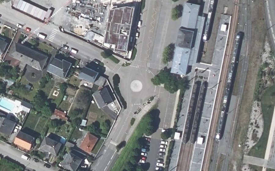 Vue aérienne du Rond-point anonyme n°229390319