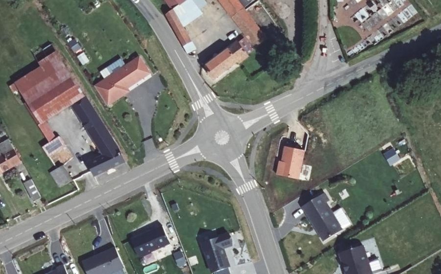Vue aérienne du Rond-point anonyme n°229407067