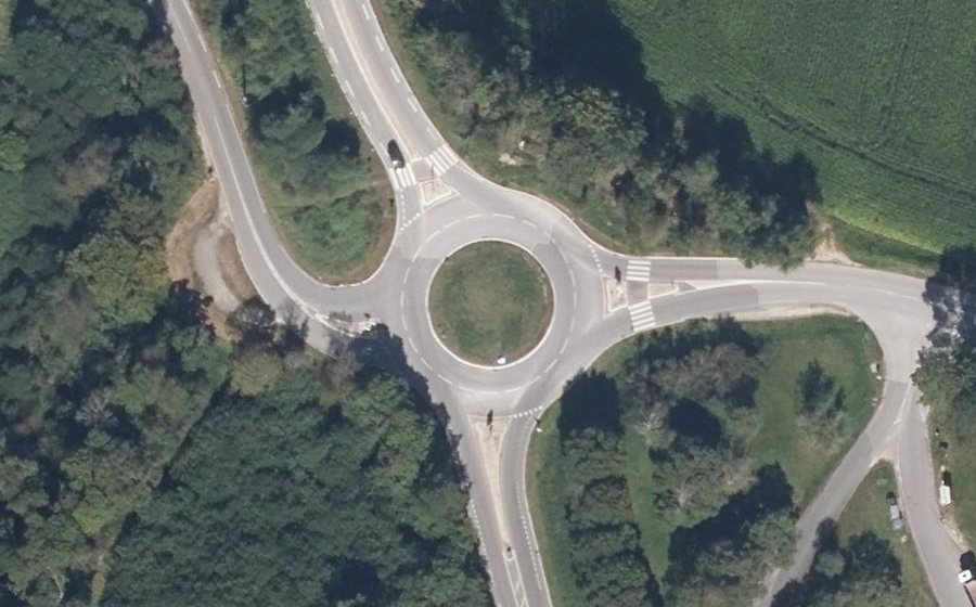 Vue aérienne du Rond-point anonyme n°229412420