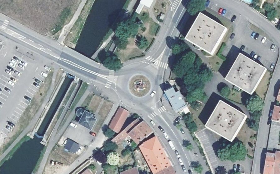 Vue aérienne du Rond-point anonyme n°22941452
