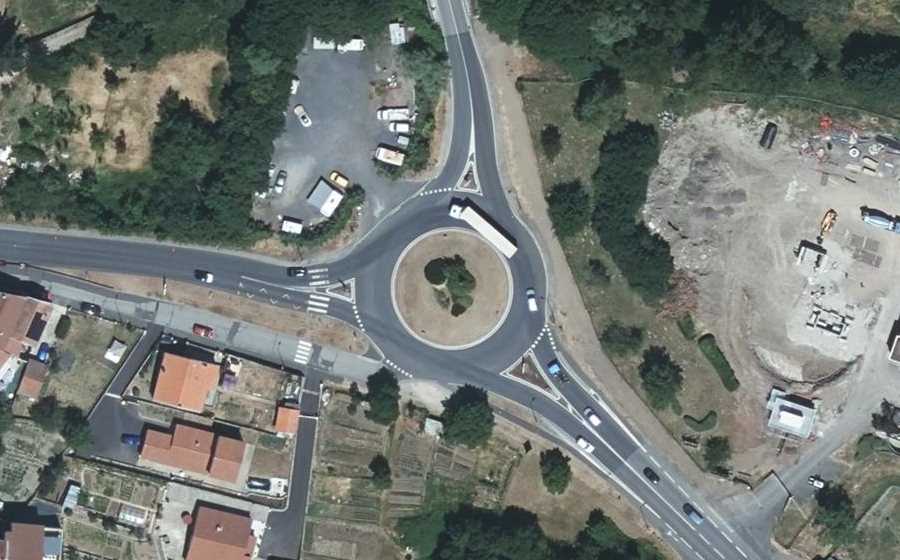 Vue aérienne du Rond-point anonyme n°229456862