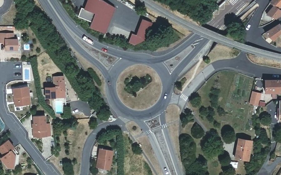 Vue aérienne du Rond-point anonyme n°229456870
