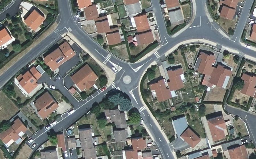 Vue aérienne du Rond-point anonyme n°229456968