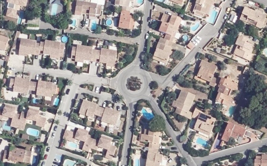 Vue aérienne du Rond-point anonyme n°229465450
