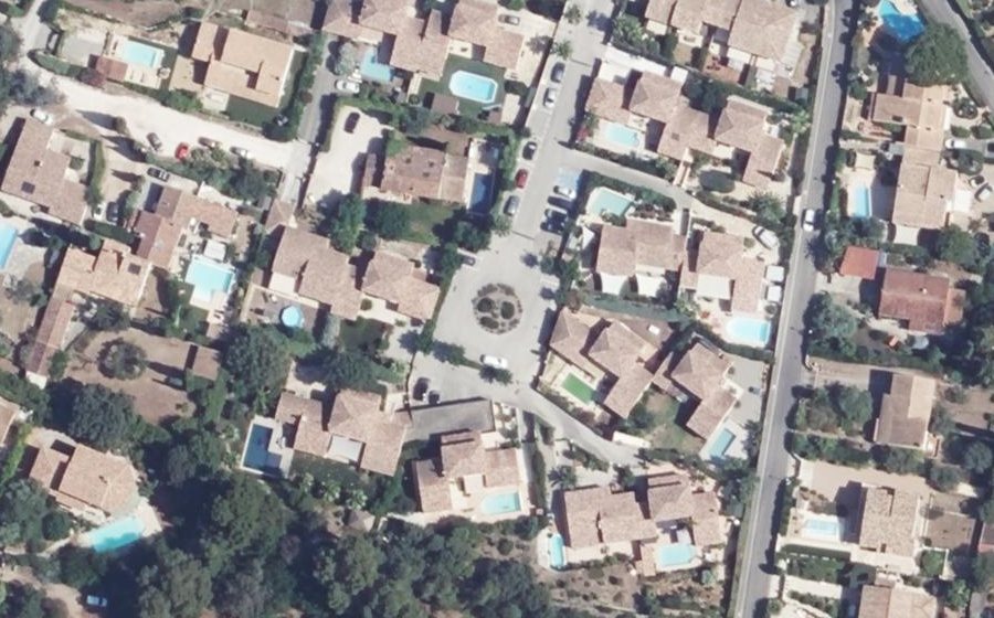 Vue aérienne du Rond-point anonyme n°229465453