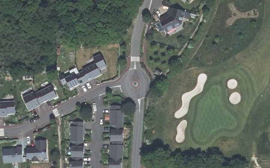 Vue aérienne du Rond-point anonyme n°229569886