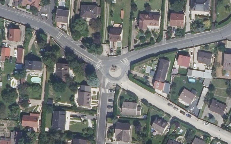 Vue aérienne du Rond-point anonyme n°229570198