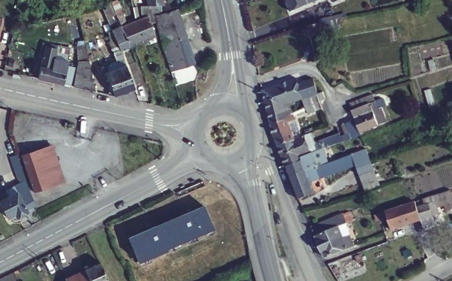 Vue aérienne du Rond-point anonyme n°229571524