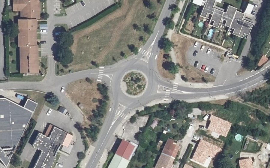 Vue aérienne du Rond-point anonyme n°229580078