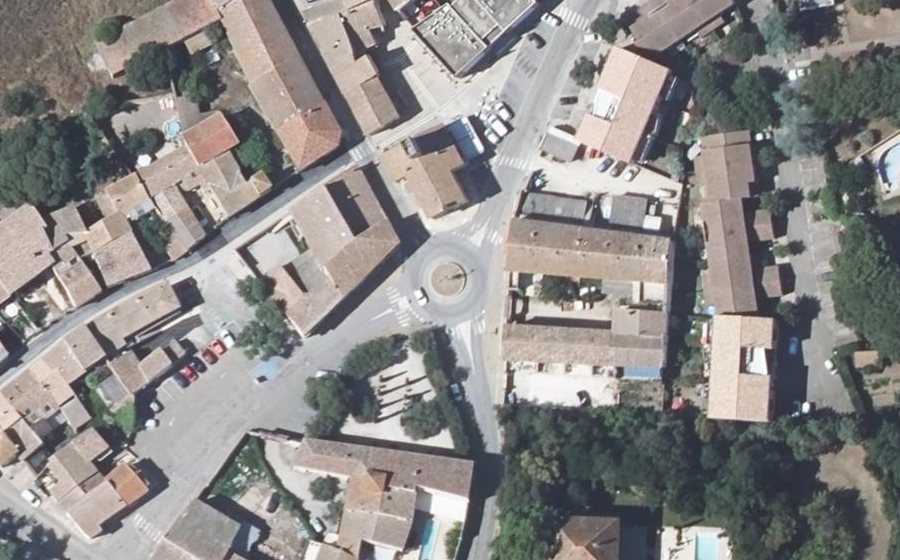 Vue aérienne du Rond-point anonyme n°229585360