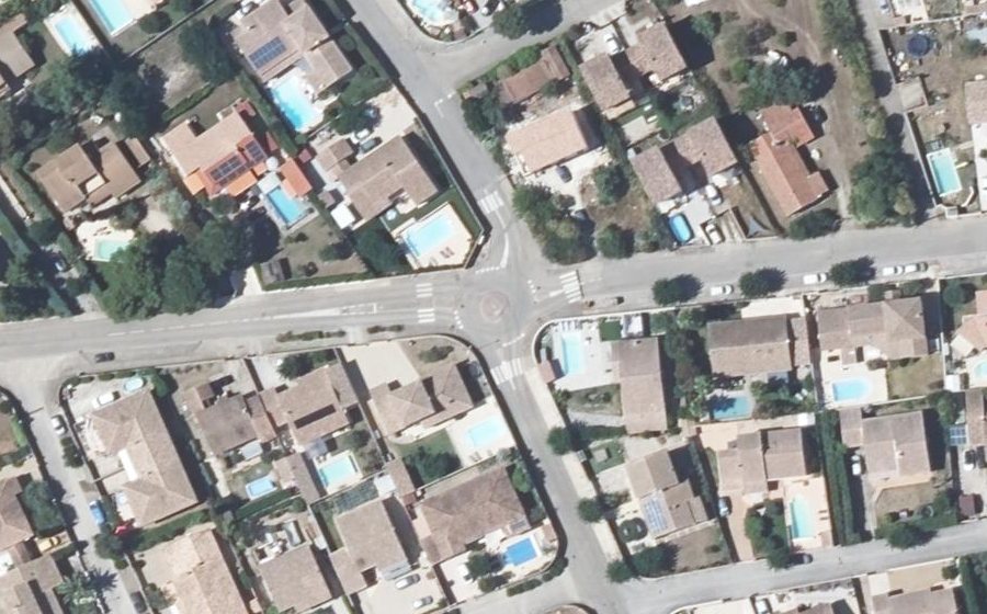 Vue aérienne du Rond-point anonyme n°229598373