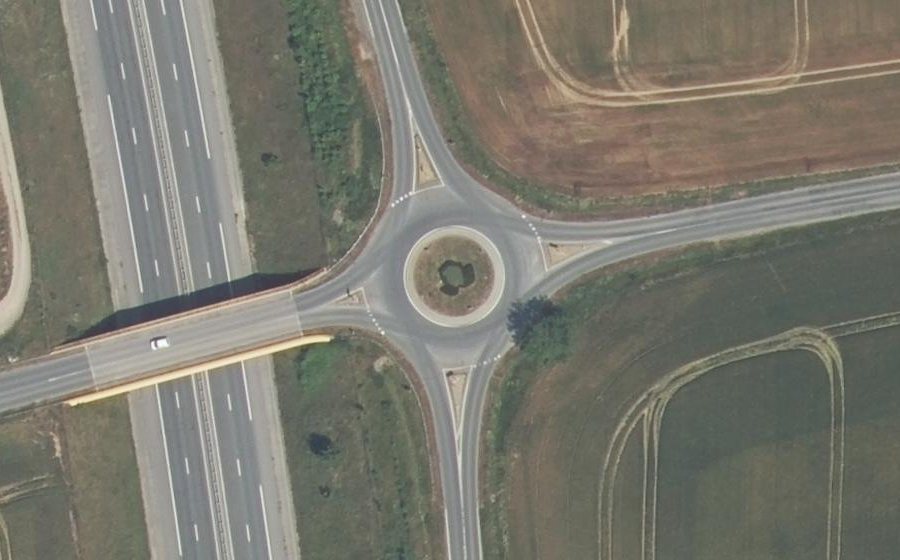 Vue aérienne du Rond-point anonyme n°229645570