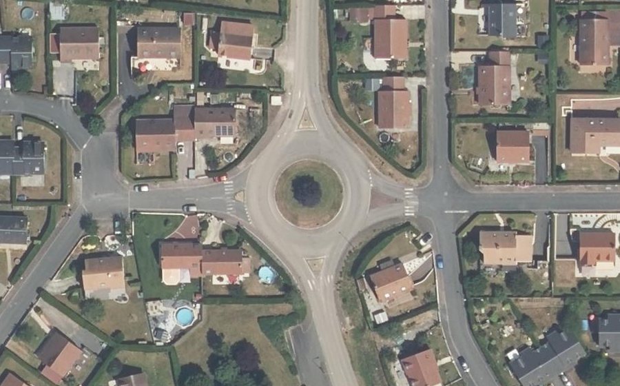 Vue aérienne du Rond-point anonyme n°229645572