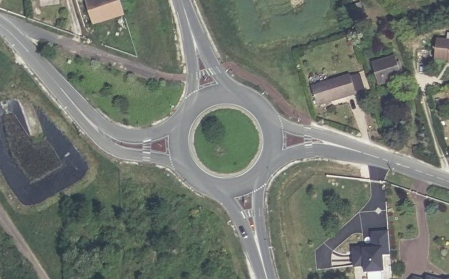 Vue aérienne du Rond-point anonyme n°22964726
