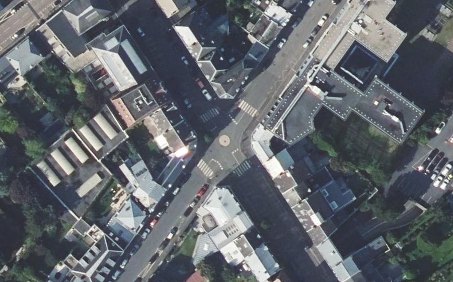 Vue aérienne du Rond-point anonyme n°229670895