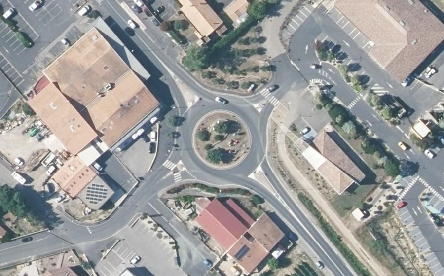 Vue aérienne du Rond-point anonyme n°229690684