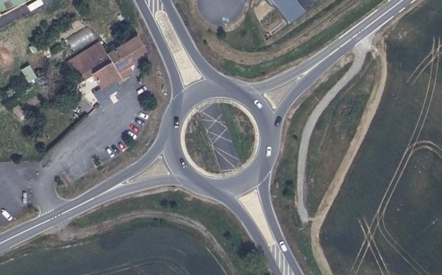 Vue aérienne du Rond-point anonyme n°229714503