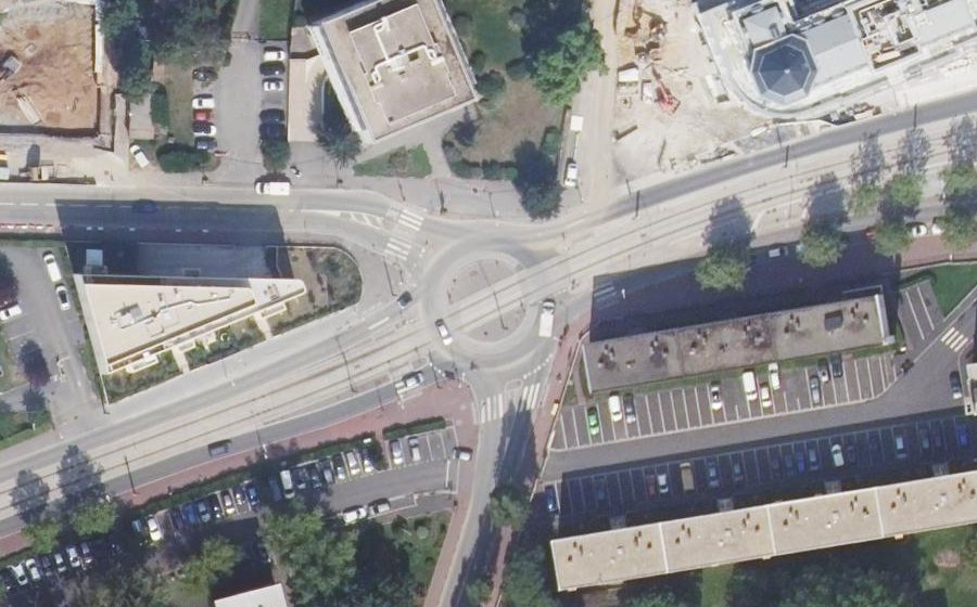 Vue aérienne du Rond-point anonyme n°229747029