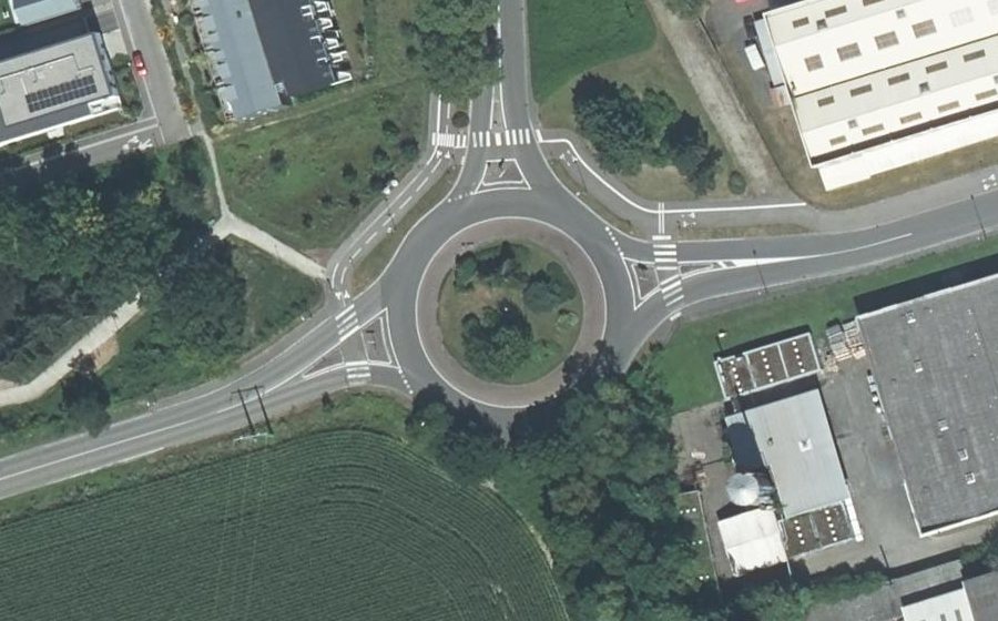 Vue aérienne du Rond-point anonyme n°22977908