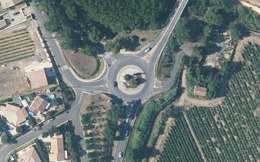Vue aérienne du Rond-point anonyme n°229786304