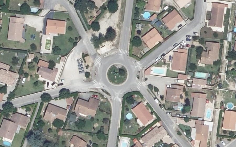 Vue aérienne du Rond-point anonyme n°22980278