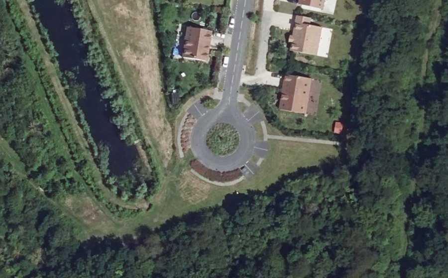 Vue aérienne du Rond-point anonyme n°22981768