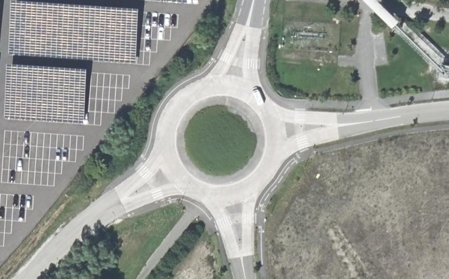 Vue aérienne du Rond-point anonyme n°229849936